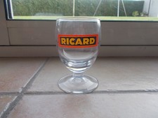 Un verre ballon ricard logo