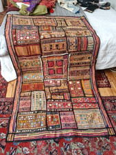 Grande tenture Indienne .Milieu XXème. Broderies ,miroirs, perles .cauries