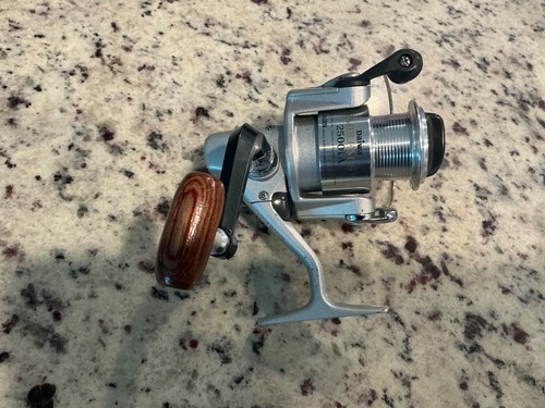 Daiwa emblem 2500ia spinning - emblem,