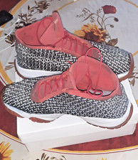 baskets homme Puma gris foncé/rouge taille  US 9 fr 42,5 très bon état