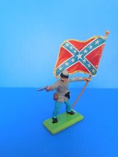 BRITAINS LTD : LE WESTERN  SOLDAT  SUDISTE AU COMBAT  PORTE DRAPEAU