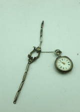 Petite montre à gousset avec bracelet griffe en argent.