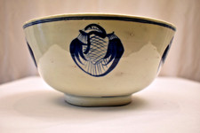 Ancien Japonais Porcelaine Bol Marquée Crest Emblème Filet Motif Bleu Blanche "