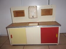 Ancien meuble de cuisine pour enfant