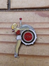 Pin's Pins Pin Enamel- Pin'up Tambour Grosse Caisse Cigarette "LUCKY STRIKE " 