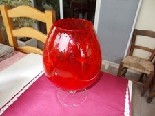 Grand et gros vase coupe  sur pied en verre rouge, vintage.