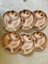 6 ASSIETTES BEIGE MARRON EN BARBOTINE DECOR POISSON (ATELIER D'ART DU REVERNAY)