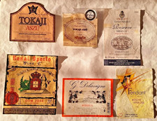 Lot de 6 ETIQUETTES anciennes de vins de divers pays, décollées des bouteilles.