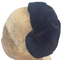 Petit chapeau ancien en velours noir