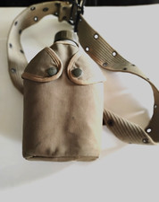 Gourde militaire hauteur 24 cm largeur 14 cm avec sa ceinture Bon état 