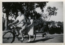 PHOTO ANCIENNE - VINTAGE SNAPSHOT - VÉLO BICYCLETTE TANDEM VITESSE FLOU - BIKE