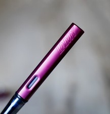 STYLO PLUME LAMY SAFARI EN RESINE ROSE FONCE - PLUME METAL DE TAILLE MOYENNE