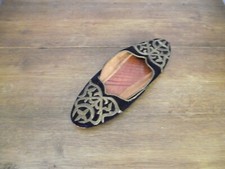 Paire de babouche femme en cuir et velours brodé de fils d'or