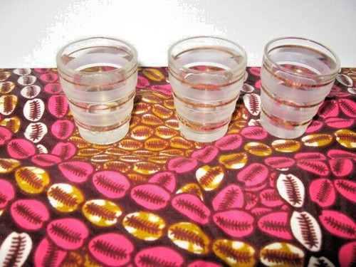 Petits verres digestif - 3, trou