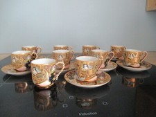 10 TASSES ET 9 SOUS TASSES  SATSUMA PORCELAINE DU JAPON  PERSONNAGES DORURE