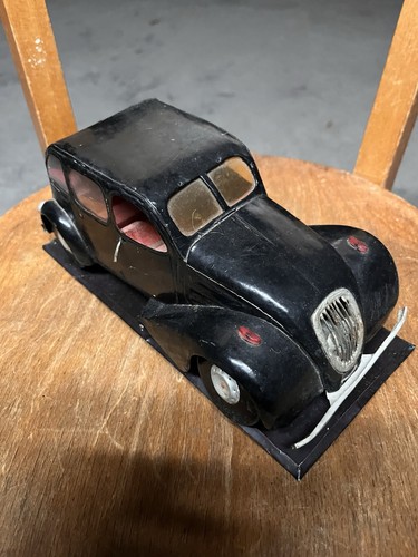 Beau jouet voiture tôle