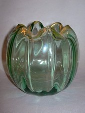Petit vase art nouveau en verre soufflé avec restes de dorure
