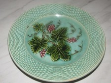 ANCIENNE ASSIETTE EN BARBOTINE DECOR DE RAISIN EN RELIEF