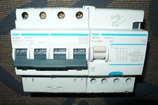 DISJONCTEUR DIFFERENTIEL TETRAPOLAIRE 32A 30mA COURBE C HAGER 32AMPERES PC.20KA.