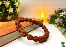 Bracelet Rudraksha au poignet