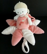 E4. DOUDOU PELUCHE MUSICAL MARQUE ? POUPEE FILLE ROSE BLANC FLEUR  TRESSE - TTBE