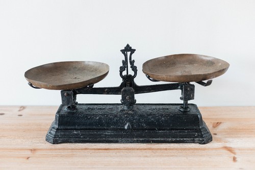 Ancienne balance plateaux - à,
