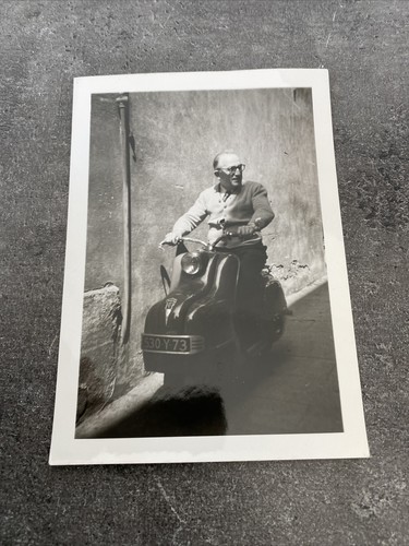 Ancien photo homme sur scooter - ancien,