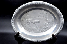 Ancienne corbeille à pain ou fruits,  décor relief chien de chasse, aluminium