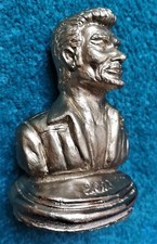 buste JOHNNY HALLYDAY 2003 signé WH couleur or / bronze 338 gr h 13 cm larg 9 cm