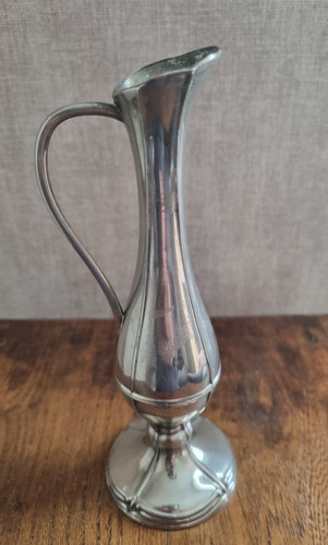 Petit vase argenté sur - , pied