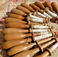 LOT de 16 ANCIENS FUSEAUX de DENTELLIÈRE en BOIS TOURNÉ XIXe