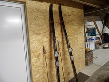 Anciens skis en bois avec