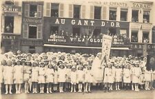 CPA 60 BEAUVAIS CARTE PHOTO SITUEE DEVANT LE COMMERCE AU GANT D'OR MERCERIE