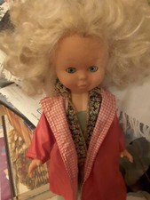 Poupée NANCY de FAMOSA avec une partie de son costume d'origine.