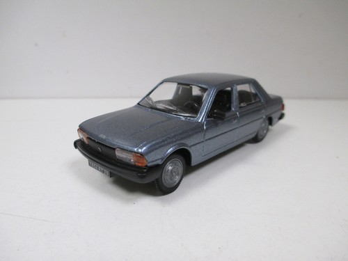 Peugeot 305 berline bleu - sr,
