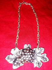 Plaque Collier Etiquette de Bouteille de Vin Grappe de Raisin Métal  N°771/30