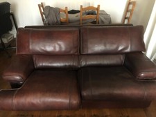 canapé en cuir marron deux places, en bon état général. 