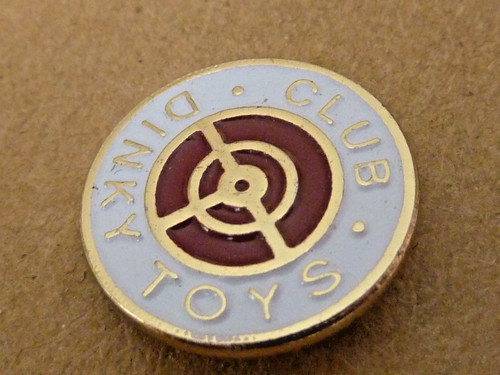 Pin pins badge dinky toys - pin's, badge.