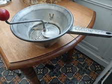 Ancien  moulin à légumes/presse purée Moulinette