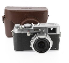 Fujifilm X100S + housse cuir d’origine + boîte + chargeur + batterie + carte SD