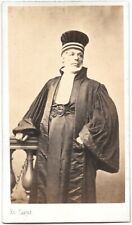 Juge en robe de magistrat avec