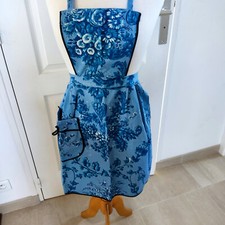 Tablier avec bavette bleu imprimé de fleurs une poche coton  satiné vintage