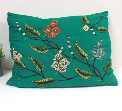 Coussin vert brodé - , ancien