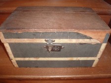 ANCIEN COFFRE EN BOIS A RESTAURER