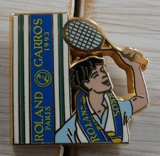 BEAU PIN'S SPORT TENNIS ROLAND GARROS 93 SPONSOR DESCHAMPS ARTHUS BERTRAND