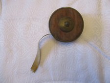 ANCIEN METRE ENROULEUR EN CUIR AVEC PETITE POIGNEE EN CUIVRE JAUNE 11 cm de diam