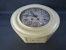 Ancienne horloge murale cadre bois verre bombé avec balancier clé chiffres émail