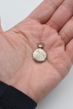 Ancien petit pendentif porte