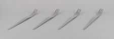 Arne Jacobsen pour Georg Jensen. Quatre grandes fourchettes à salade en acier...
