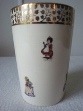 Petite timbale en porcelaine V&B  décor d'enfants